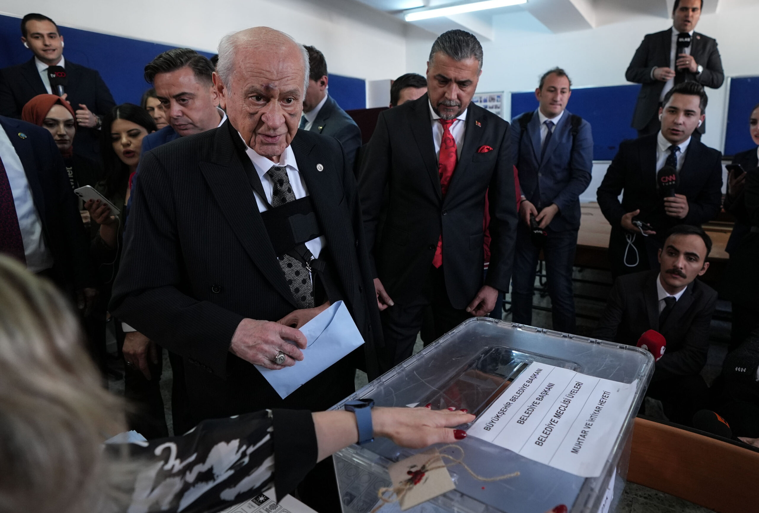 Devlet Bahçeli'nin yüzünde neden morluk var? 1 MHP lideri Devlet Bahçeli oy kullanırken yüzündeki morluklar dikkat çekti. Peki, Devlet Bahçeli'nin yüzüne ne oldu?