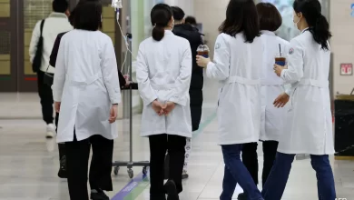 Güney Kore 7 bin doktora yaptırım için harekete geçti 11 Güney Kore’de sağlık krizi sürüyor. Hükümet, 7 bin stajyer doktorun lisansının askıya alınması için işlemlere başladı.