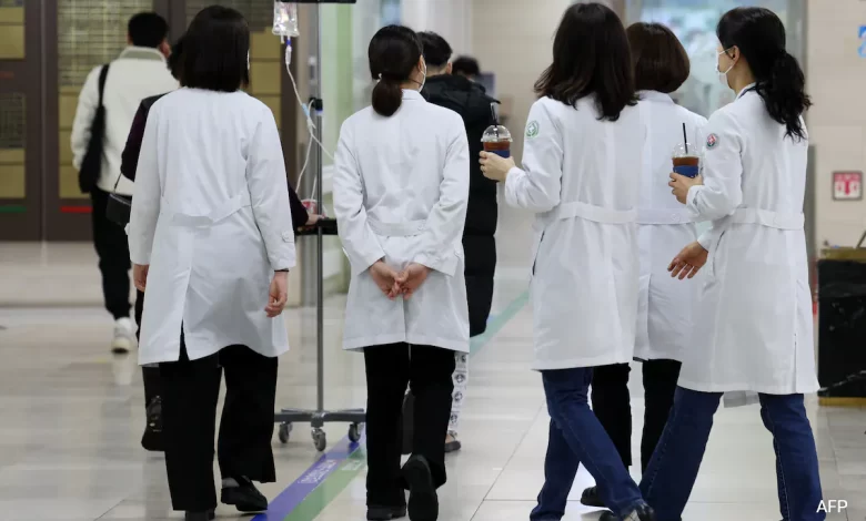 Güney Kore’de sağlık krizi sürüyor. Hükümet, 7 bin stajyer doktorun lisansının askıya alınması için işlemlere başladı.