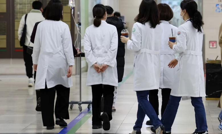 Güney Kore’de grevden etkilenen hastanelere askeri doktorlar gönderilmesine karar verildi.
