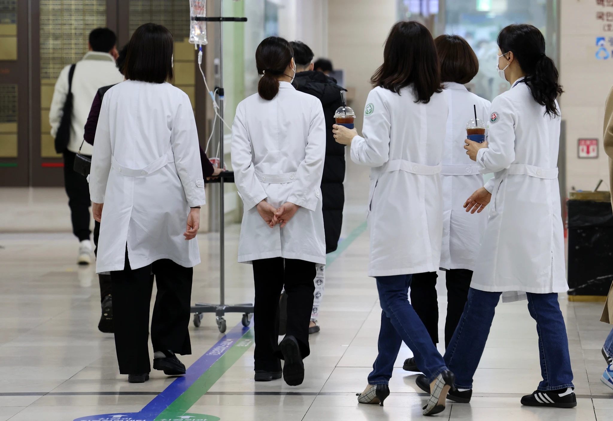 Güney Kore'de doktor grevlerine çözüm bulundu 1 Güney Kore’de grevden etkilenen hastanelere askeri doktorlar gönderilmesine karar verildi.