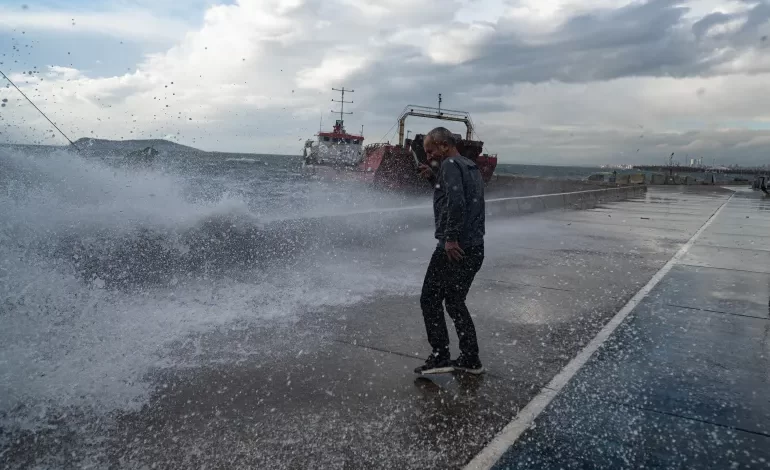 İstanbul Valiliği, yarın kentte beklenen fırtına nedeniyle vatandaşlara tedbirli olunması uyarısında bulundu.