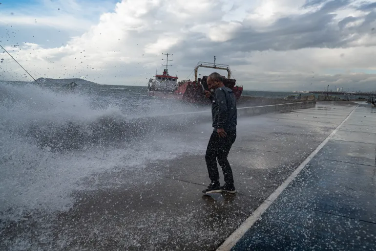 İstanbul Valiliği, yarın kentte beklenen fırtına nedeniyle vatandaşlara tedbirli olunması uyarısında bulundu.