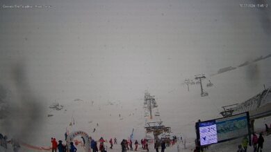 İtalya'da etkili olan fırtınada kayak merkezindeki telesiyej savrulurken bazı yolcular mahsur kaldı.