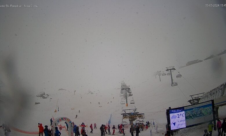 İtalya'da etkili olan fırtınada kayak merkezindeki telesiyej savrulurken bazı yolcular mahsur kaldı.
