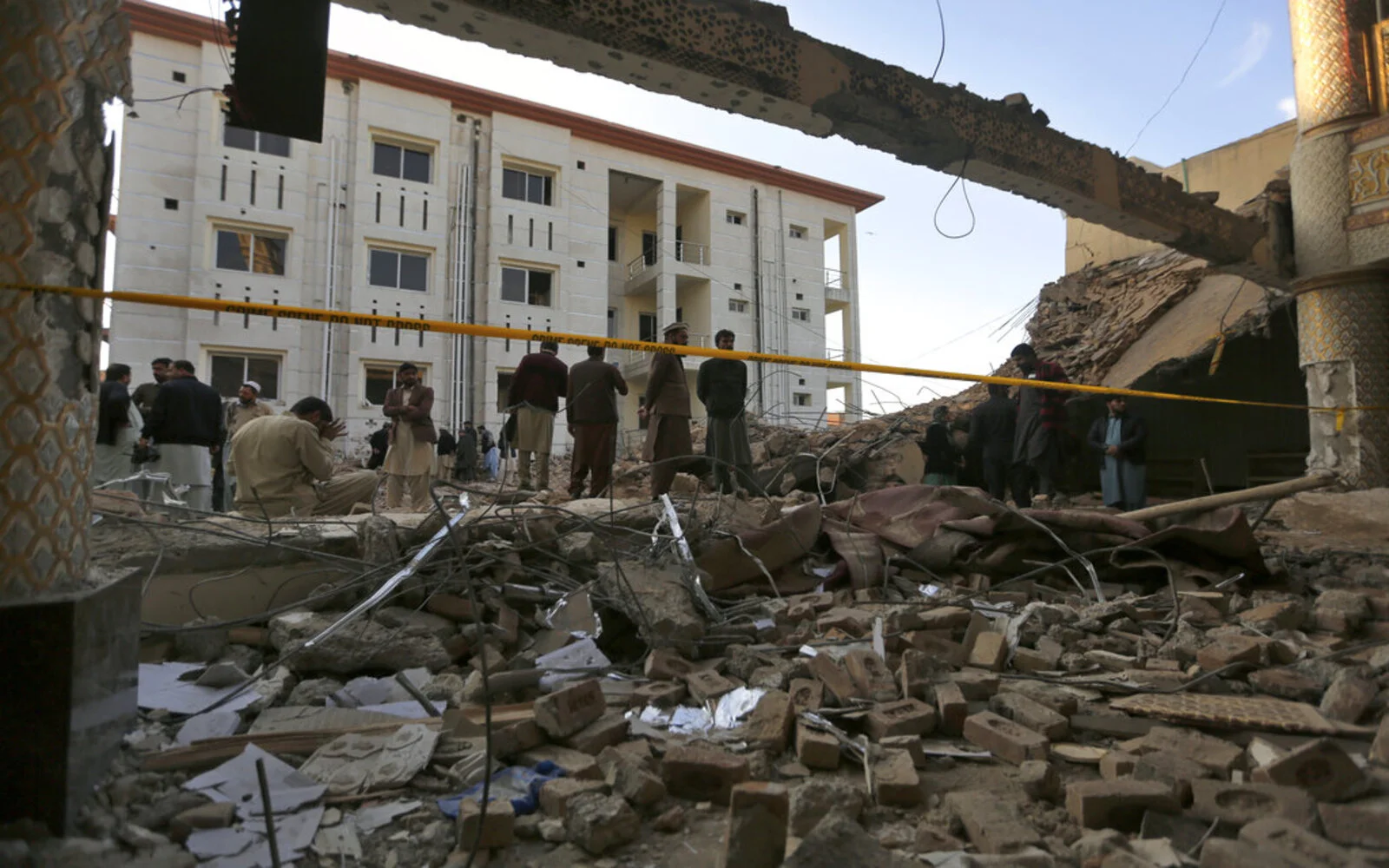 Pakistan'da bombalı saldırılar gerçekleşti 1 pakistan-bombali-saldirillar