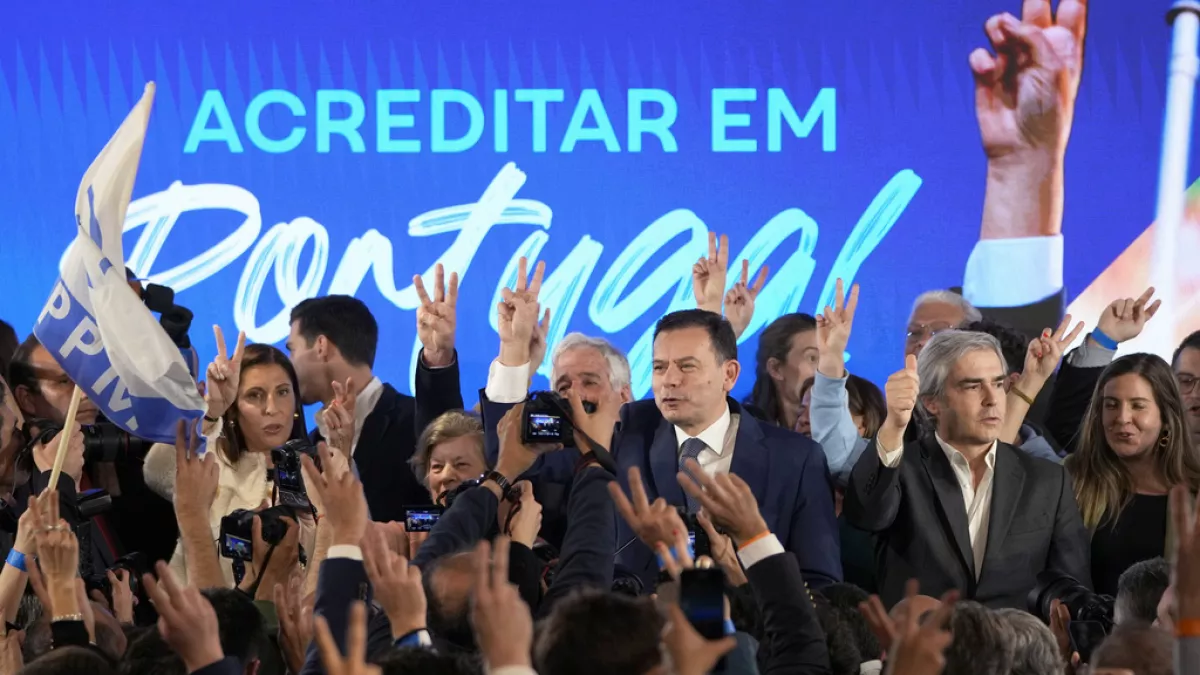 Portekiz’de seçimleri merkez sağ ilk sırada tamamladı 1 Portekiz’de dün gerçekleştirilen erken genel seçimi merkez sağ Demokratik İttifak (AD) 79 sandalyeyle ilk sırada tamamladı.
