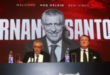 Beşiktaş, Süper Lig'de 32. hafta maçında Samsunspor ile 1-1 berabere kaldığı maçtan sonra teknik direktör Fernando Santos ile yollarını ayırdığını duyurdu.