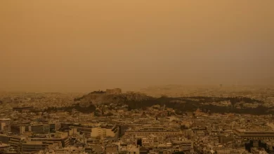 Yunanistan’da Sahra Çölü üzerinden gelen toz bulutu nedeniyle başkent Atina’da gökyüzü turuncuya büründü.