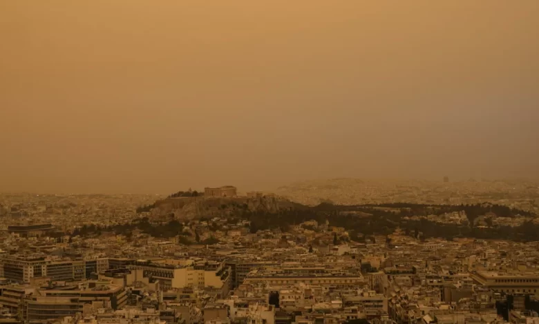 Yunanistan’da Sahra Çölü üzerinden gelen toz bulutu nedeniyle başkent Atina’da gökyüzü turuncuya büründü.