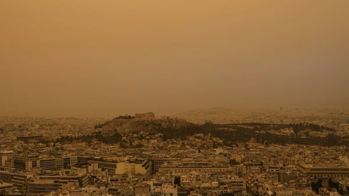 Yunanistan’da Sahra Çölü üzerinden gelen toz bulutu nedeniyle başkent Atina’da gökyüzü turuncuya büründü.