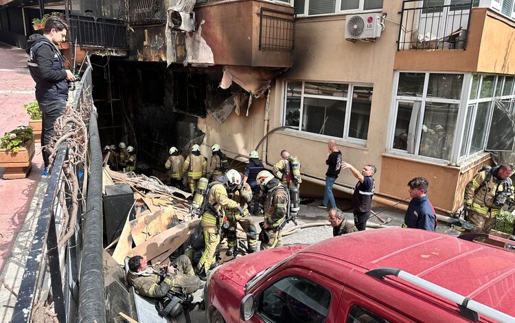 İstanbul Beşiktaş'ta 16 katlı bir binanın bodrum katında yangın çıktı. Son gelen bilgilere göre patlama sebebiyle 10 kişi hayatını kaybetti.