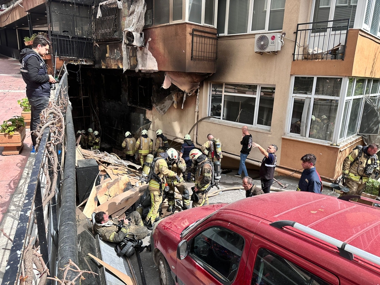 İstanbul Beşiktaş'ta 16 katlı bir binanın bodrum katında yangın çıktı. Son gelen bilgilere göre patlama sebebiyle 10 kişi hayatını kaybetti.