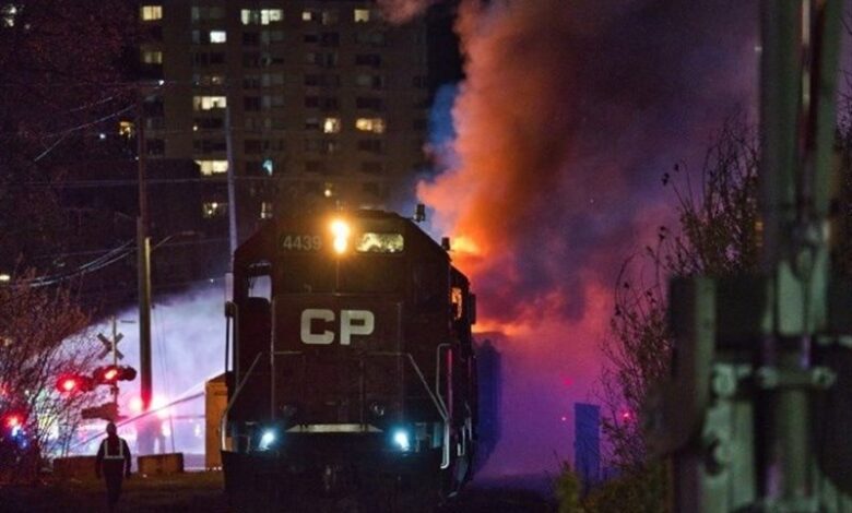 Kanada'da ahşap malzeme taşıyan seyir halindeki trenin alev alması büyük panik yaşattı.
