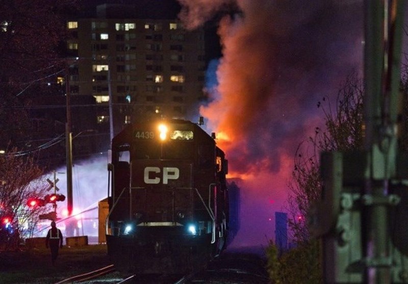 Kanada'da ahşap malzeme taşıyan seyir halindeki trenin alev alması büyük panik yaşattı.