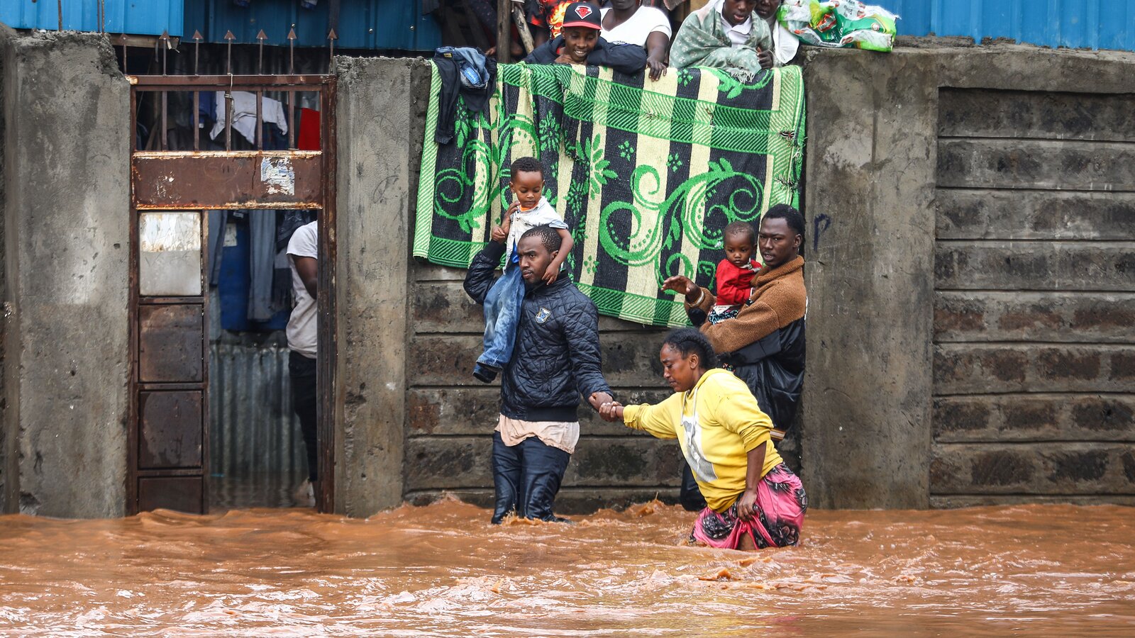 Şiddetli yağışlar sebebiyle Kenya'da sel felaketi meydana geldi. Selde hayatını kaybedenlerin sayısı 169'a ulaştı.