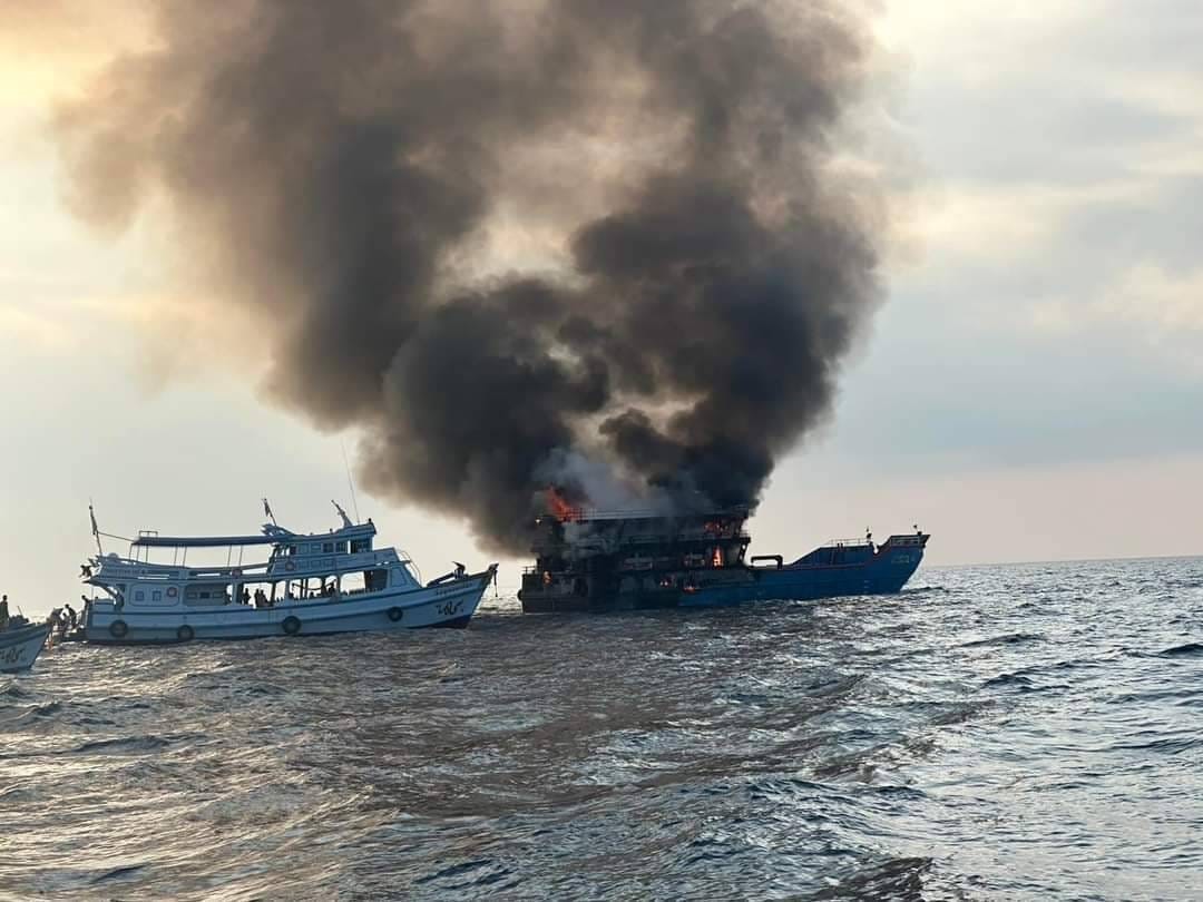 Tayland'da denizin ortasında alev alev yanan feribottan 108 kişi son anda kurtarıldı.