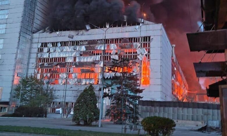 Ukrayna'nın Kiev kenti yakınlarındaki büyük bir enerji santralinin Rus saldırıları sonucu tamamen yok edildiği açıklandı.