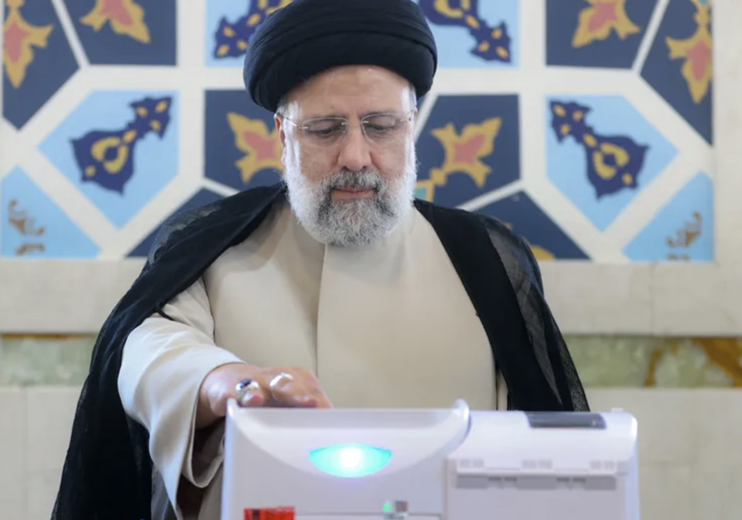 İran Cumhurbaşkanı Reisi'yi taşıyan helikopter kaza yaptı. 1 Ebrahim Reisi 2024