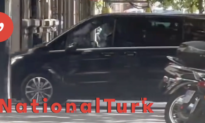 Hansi Flick bugün öğle saatlarinde menajeri Pini Zahavi ile Barselona'ya geldi ve Barcelona kulübüyle sözleşme imzalamayı bekliyor.