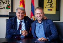 Hansi Flick, 29 Mayıs'ta FC Barcelona başkanı Joan Laporta ile el sıkışırken / FC Barcelona