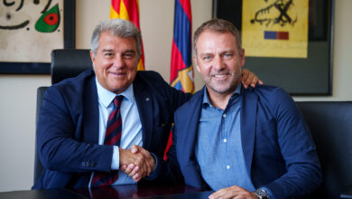 Hansi Flick, 29 Mayıs'ta FC Barcelona başkanı Joan Laporta ile el sıkışırken / FC Barcelona