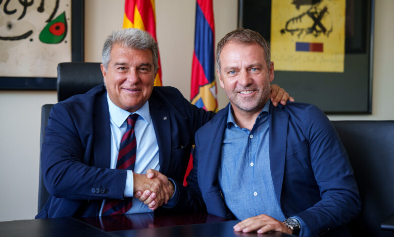 Hansi Flick, 29 Mayıs'ta FC Barcelona başkanı Joan Laporta ile el sıkışırken / FC Barcelona