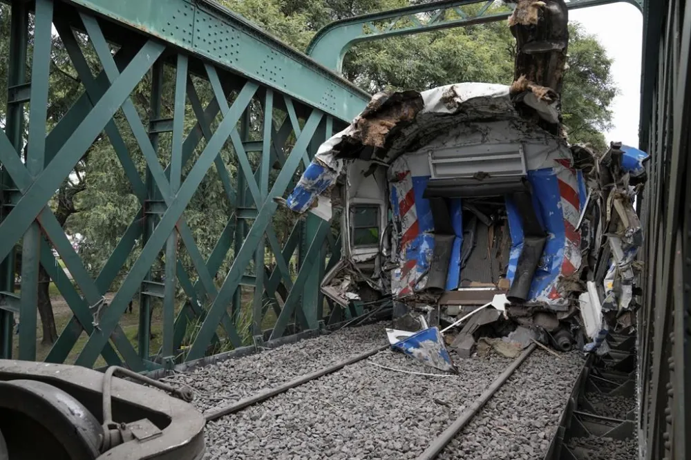 Arjantin'in başkentinde yolcu treninin yük vagonuna çarpması ve raydan çıkması sonucu en az 90 kişi yaralandı.