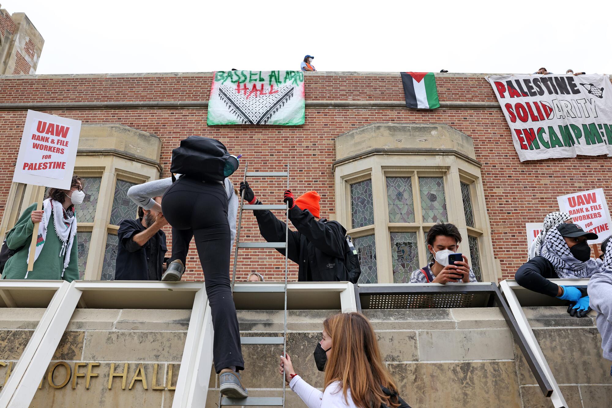 California Üniversitesi'nde gösteriler yeniden başladı 1 ABD'deki California Üniversitesi'nde Filistin'e destek gösterileri yeniden başladı.