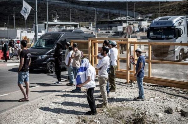 İsrailli protestocular Gazze'ye giden yardım tırlarına engel oldu