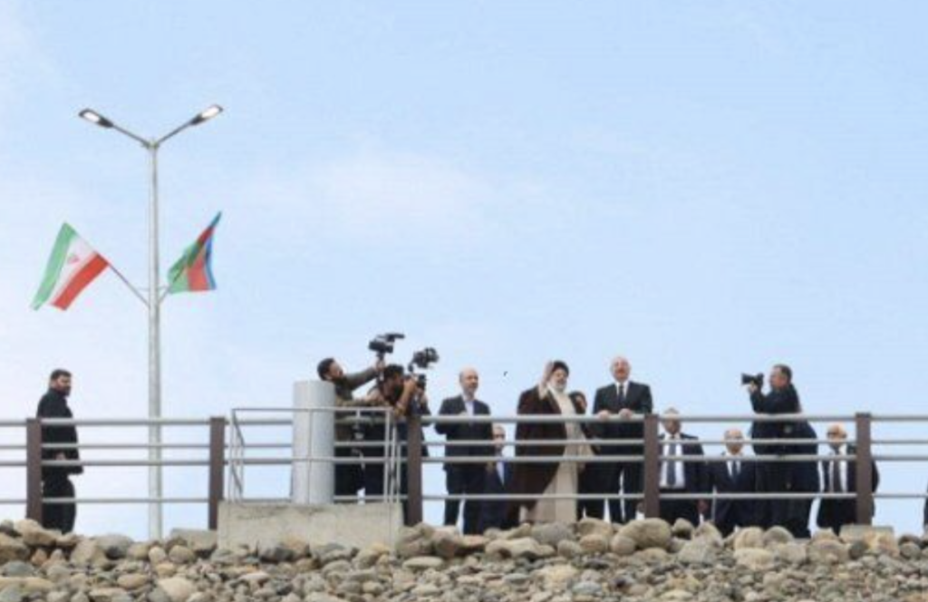 İran Cumhurbaşkanı Reisi'yi taşıyan helikopter kaza yaptı. 2 Azerbaycan Cumhurbaşkanı İlham Aliyev ve İran Cumhurbaşkanı İbrahim Reisi, iki ülke sınırında Kız Kalesi ve Hudaferin barajlarının açılışını yapmıştı. Aliyev ve Reisi iki ülke sınırında bir araya gelmişti.