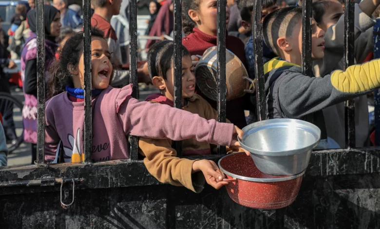 Gazze'deki hükümet, İsrail’in sınır kapılarını kapatarak 3 bin yardım tırının Gazze'ye girişini engellediğini duyurdu.