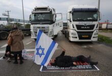 Filistinliler savaş, açlık ve salgınlarla mücadele ederken İsrailliler yardım konvoylarına engel olmaya devam ediyor.