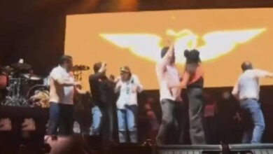 Meksika’da devlet başkanı adaylarından Jorge Alvarez Maynez’in mitinginde, sahnedeki dev ekran insanların üzerine devrildi.