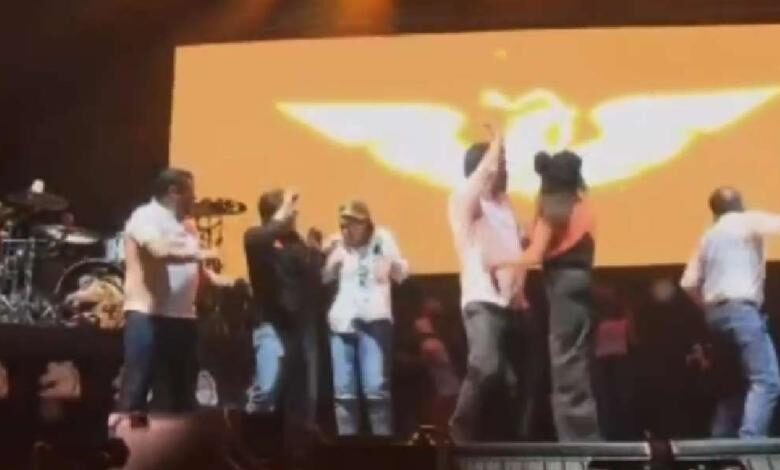 Meksika’da devlet başkanı adaylarından Jorge Alvarez Maynez’in mitinginde, sahnedeki dev ekran insanların üzerine devrildi.