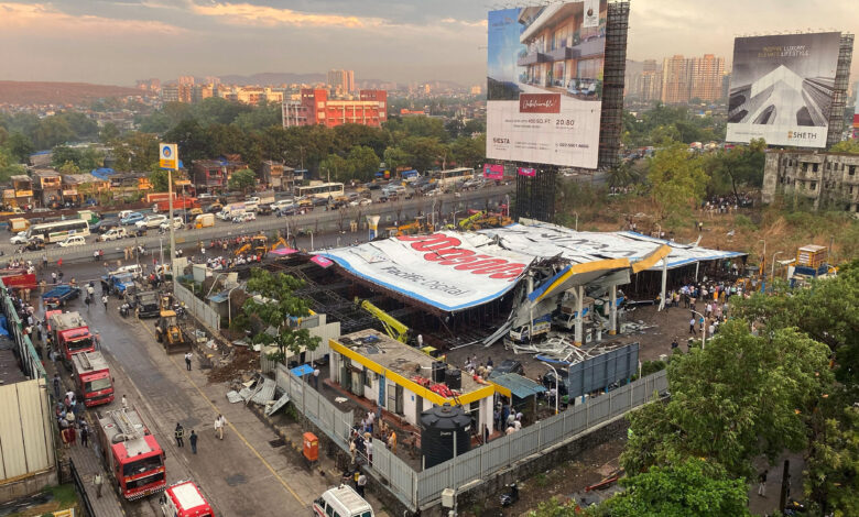 Hindistan'ın Maharaştra eyaletinin başkenti olan Mumbai'de fırtına sebebiyle devasa reklam panosu çöktü. Olay sebebiyle 14 kişi hayatını kaybetti.