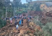 Papua Yeni Gine'de meydana gelen toprak kayması felaketinde 100’den fazla kişinin yaşamını yitirdiği tahmin ediliyor.