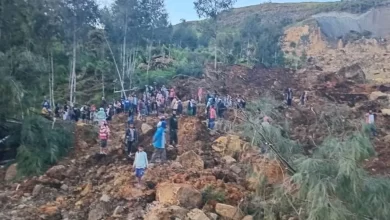 Papua Yeni Gine'de meydana gelen toprak kayması felaketinde 100’den fazla kişinin yaşamını yitirdiği tahmin ediliyor.