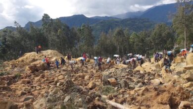 Papua Yeni Gine'de meydana gelen toprak kaymasında yüzlerce kişi yaşamını yitirdi. Mahsur kalanları kurtarmak içinse büyük bir yarış başladı.