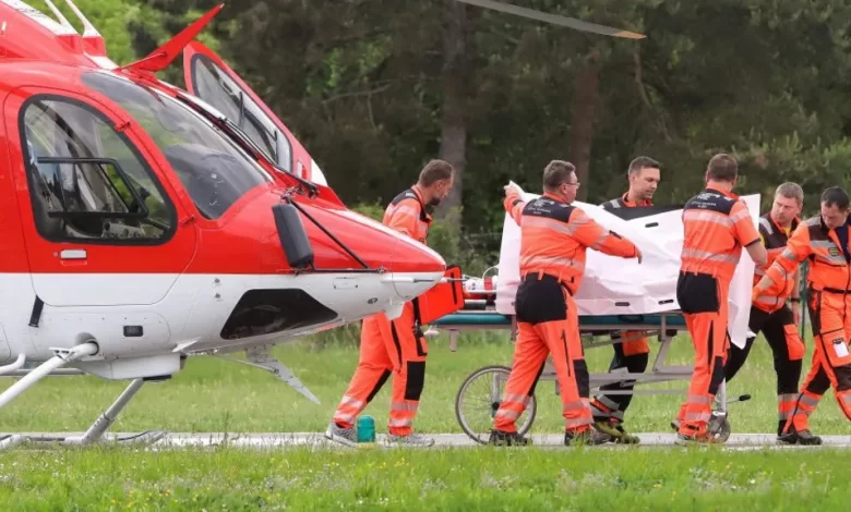 Slovakya Başbakanı Robert Fico silahlı saldırıya uğradı. Yapılan açıklamada Robert Fico'nun durumunun ciddi olduğu açıklandı.