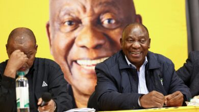 Güney Afrika'da Cyril Ramaphosa yeniden cumhurbaşkanı 12 Güney Afrika'da Cyril Ramaphosa yapılan oylama sonucunda yeniden cumhurbaşkanı seçildi.