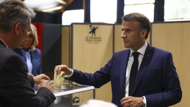 Cumhurbaşkanı Emmanuel Macron, erken seçim kararı alarak ulusal parlamentoda çoğunluğu elde etmeyi amaçlıyor.