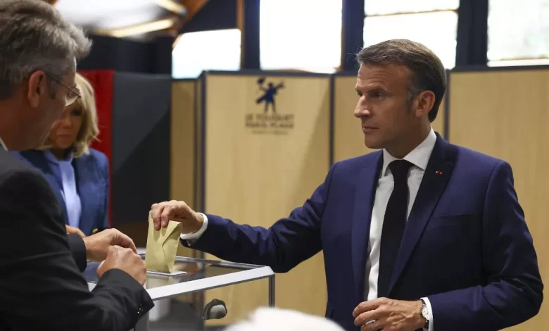 Cumhurbaşkanı Emmanuel Macron, erken seçim kararı alarak ulusal parlamentoda çoğunluğu elde etmeyi amaçlıyor.