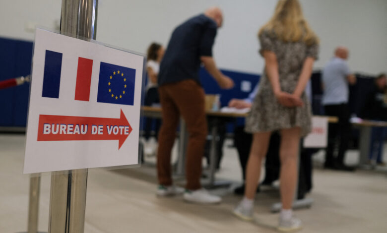 Fransa'da erken genel seçimin ilk turunda sandık çıkış anketlerine göre oylarını artıran aşırı sağ yüzde 34 ile yarışı önde götürüyor.