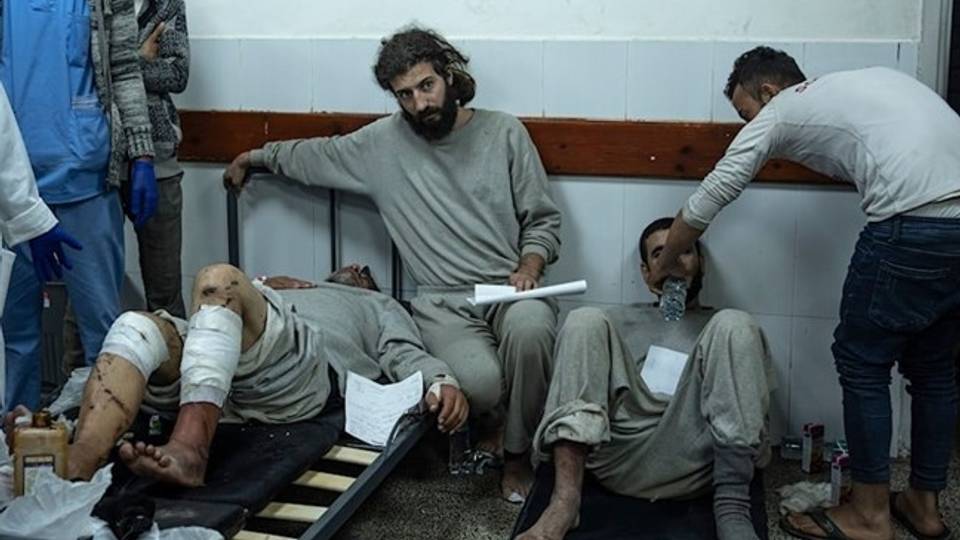 İsrail'den Filistinli esirlere insanlık dışı muamele 1 İsrail'deki Sde Teima adlı askeri gözaltı merkezinde alıkonulan binlerce Filistinliye insanlık dışı muamelede bulunulduğu ortaya çıktı.