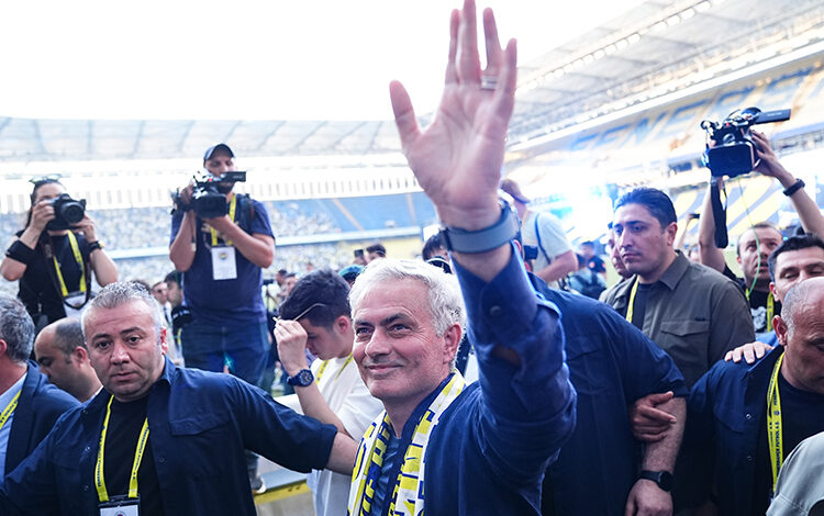 Bütün dünya bunu konuşuyor! Jose Mourinho Fenerbahçe'de 18 Jose Mourinho, Fenerbahçe ile sözleşme imzaladı. Yapılan imza töreni ise tüm dünyada yankı uyandırdı.