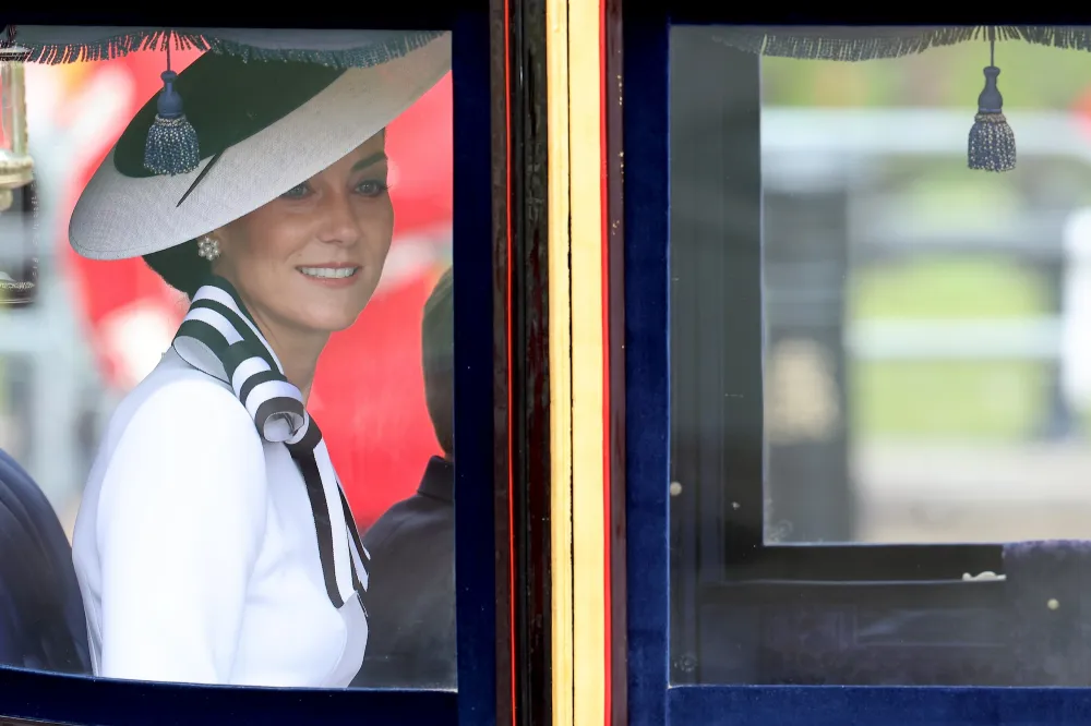 Kate Middleton aylar sonra ortaya çıktı 1 Uzun süredir kanser tedavisi gören Galler Prensi William'ın eşi Prenses Kate Middleton kameralar karşısına çıktı.