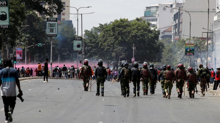Kenya'da vergi protestosunun enkazı temizleniyor 1 Kenya'da vergi kanunun protesto edenler sokaklara akın etti. Yaşanan olaylarda 6 kişi hayatını kaybetti.