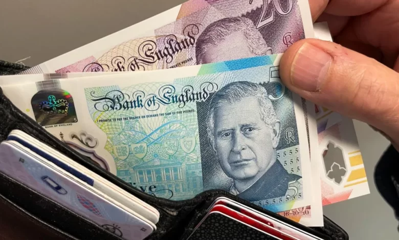 İngiltere Kralı 3. Charles'ın portresinin bulunduğu banknotlar bugün ülkede dolaşıma girdi.