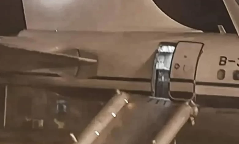 Çin'de ilginç bir olay yaşandı. İlk kez uçağa binen bir yolcu tuvaleti ararken yanlışlıkla şişme tahliye kaydırağını açtı.